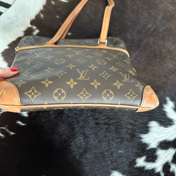 Authentic Louis Vuitton Handbag with red velvet lining. - Picture 6 of 6